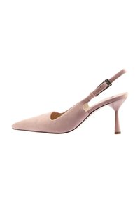 Slingback-pump i mjuk rosa mocka. Spetsig tå med utskärningsdetalj, med en smal klack och justerbar rem med metallspänne.