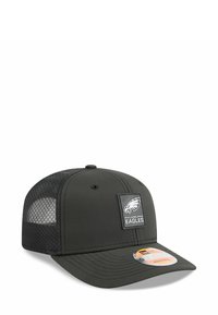 Casquette de baseball noire à l'arrière en mesh avec un patch du logo des Philadelphia Eagles à l'avant et un autocollant ajustable 9FIFTY sur la visière courbée.