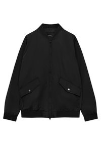 Chaqueta bomber negra hecha de tela lisa y ligera. Cuenta con cremallera delantera, dos grandes bolsillos con botones a presión y puños y dobladillo acanalados.