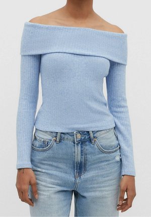 Haut côtelé bleu clair à encolure bardot avec des manches longues, fabriqué en tissu doux ; associé à un jean en denim délavé au look usé.