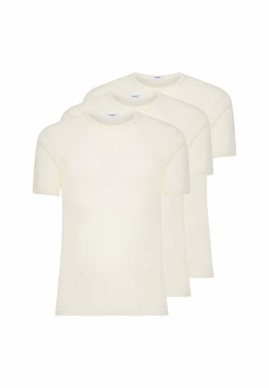 Tre t-shirt bianche semplici a maniche corte con scollo a girocollo impilate leggermente sovrapposte su uno sfondo bianco.