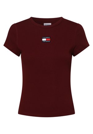 Dopasowany bordowy t-shirt z krótkim rękawem, okrągłym dekoltem i naszywką z logo Tommy Jeans na środku klatki piersiowej.
