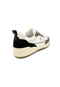 Weiße Leder-Sneaker mit olivgrünen und schwarzen Wildlederelementen, gepolstertem Zungenbereich, strukturiertem Sohlenprofil und kreisförmigem Logodetail an der Seite.
