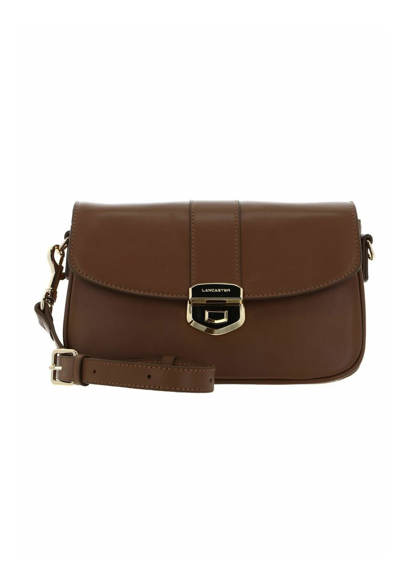 Sac en cuir marron à bandoulière avec une fermeture à rabat, quincaillerie dorée, sangle réglable et détails de couture subtils à l'avant.