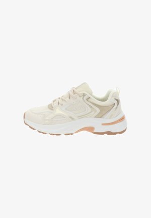 Zapatilla deportiva beige y blanca con parte superior de malla y sintética, cierre de cordones, logo de la marca en el lateral y suela gruesa con detalles en marrón.
