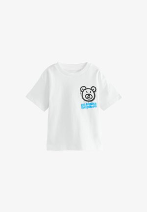 Vit t-shirt i bomull med korta ärmar, med en svart björn grafik och blå text "STORA MÅL STORA DRÖMMAR" på den vänstra framsidan.
