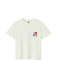 T-shirt en coton blanc à manches courtes, avec un cœur rouge et l'inscription "NY" en texte noir sur la poitrine côté gauche. Design simple et décontracté.
