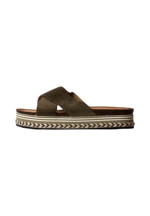Sandale mule en daim vert olive avec larges brides croisées et semelle plateforme ornée de détails rayés et tressés.