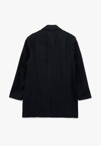 Sort uldfrakke med lange ærmer, krave og to indsyede lommer. Glat tekstur, minimalistisk design med en central søm ned ad ryggen.