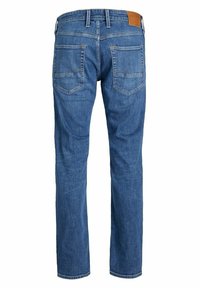 Jeans in denim blu con una vestibilità a gamba dritta, dotati di due tasche posteriori e di un'etichetta in pelle marrone del brand sulla vita.