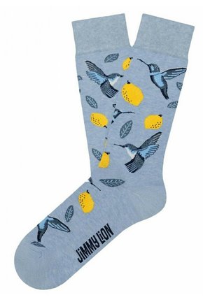 Calcetines azul claro con un patrón de limones amarillos y colibríes grises acompañados de hojas verdes. Puño acanalado gris en contraste y logotipo.