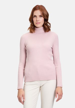 Hellrosa gerippter Rollkragenpullover mit langen Ärmeln, der eine taillierte Passform und einen strukturierten Stoff aufweist. Glatte Oberfläche mit einem dezenten Muster.