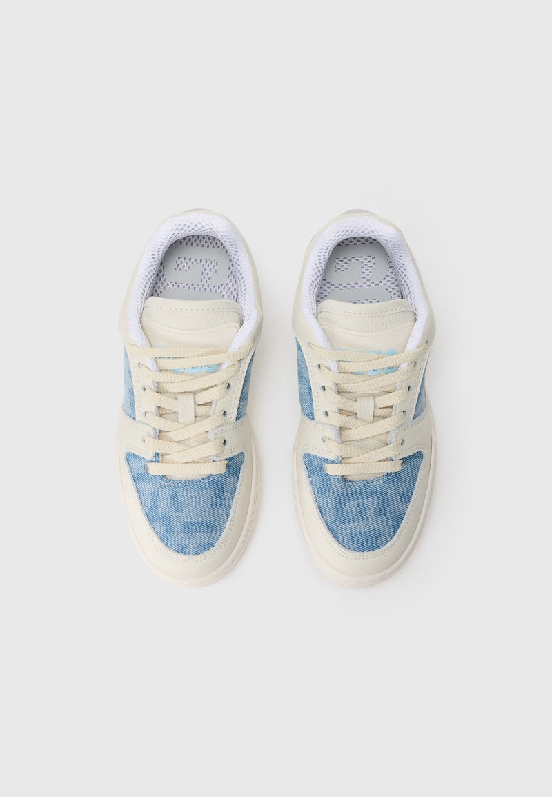 Sneakers con tomaia in pelle color crema e dettagli in denim blu. Lacci dello stesso colore crema. Suola in gomma con dettaglio texturizzato.