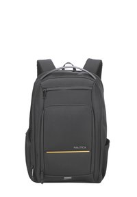 Sac à dos noir en tissu avec une forme structurée. Il présente une poche zippée à l'avant, des bretelles rembourrées et une ligne d'accent jaune avec le logo "Nautica".