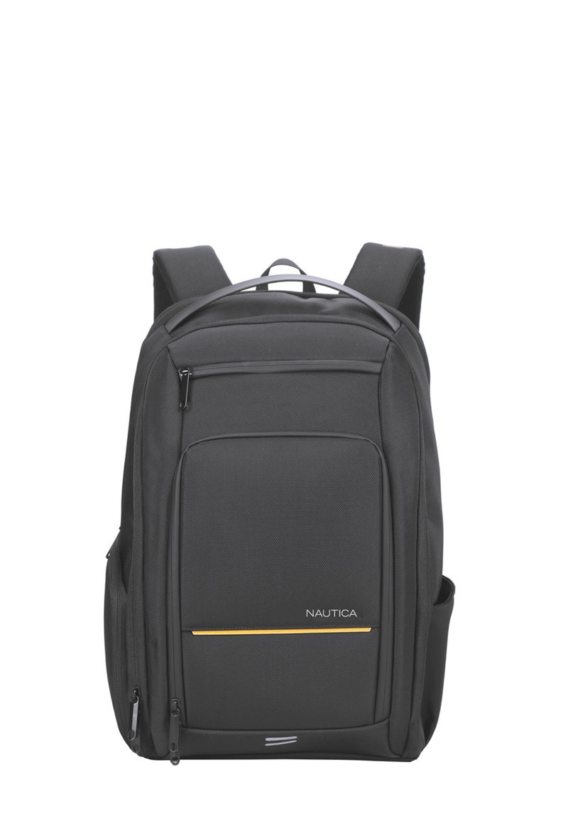 Sac à dos noir en tissu avec une forme structurée. Il présente une poche zippée à l'avant, des bretelles rembourrées et une ligne d'accent jaune avec le logo "Nautica".