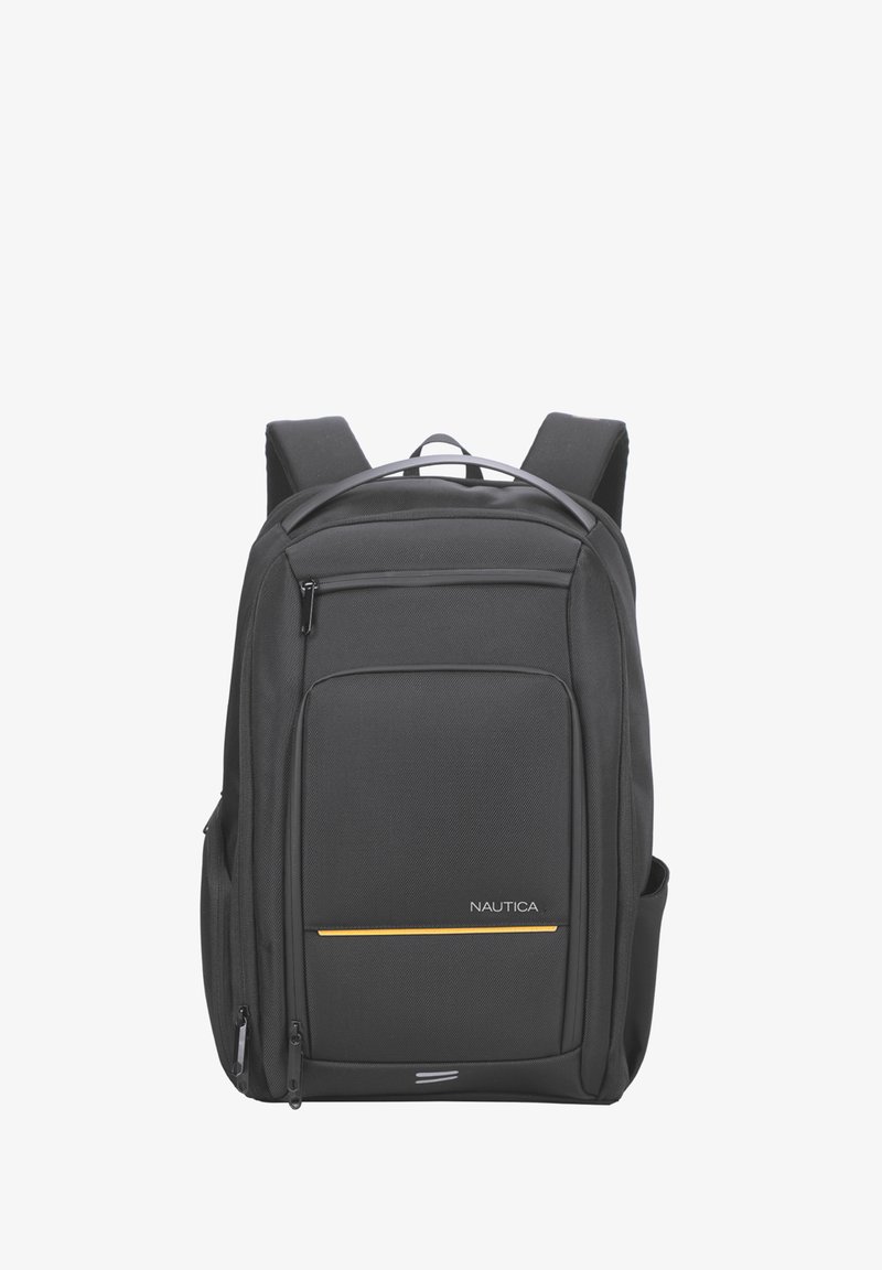 Sac à dos noir en tissu avec une forme structurée. Il présente une poche zippée à l'avant, des bretelles rembourrées et une ligne d'accent jaune avec le logo "Nautica".