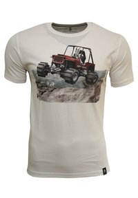 Weißes Baumwoll-T-Shirt mit einem grafischen Aufdruck eines roten Geländefahrzeugs. Das Design beinhaltet eine Berglandschaft und eine Ziege, die das visuelle Interesse erhöht.