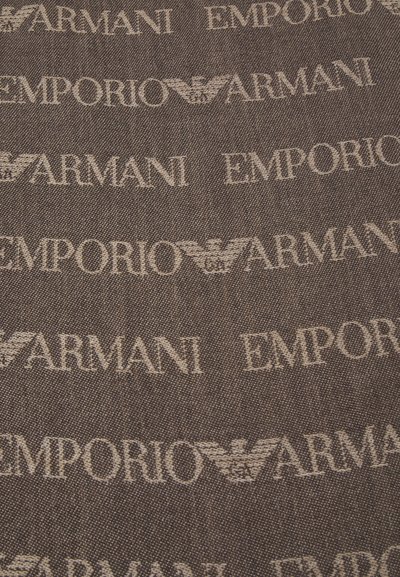 Stof med et gentaget mønster af "Emporio Armani" og en ørn logo i beige på en mørkebrun baggrund, med en struktureret vævning.