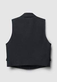 Gilet di un blu scuro con una vestibilità su misura, revers a punta e texture liscia. Presenta spacchi laterali per facilitare i movimenti. Il retro è senza cuciture.