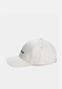 Cappellino da baseball in cotone bianco con visiera curva, design a sei pannelli, logo ricamato sulla parte anteriore e fori di ventilazione.
