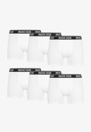 Kuusi valkoista puuvillaboxerikalsaria, joissa on musta vyötäröaukko, jossa on "INDICODE"-logo. Sujuva pinta, tiukka istuvuus, ei kuvioita.
