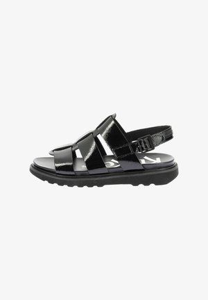 Sandales noires en cuir verni avec trois larges brides, boucle ajustable à la cheville, semelle rembourrée et semelle extérieure en caoutchouc texturé noir.