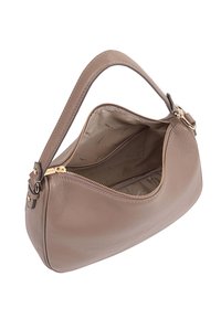 Bruine leren handtas met een gebogen vorm, gouden rits en een enkele, gevoerde handgreep. Het interieur heeft een gestreepte voering en biedt voldoende ruimte.