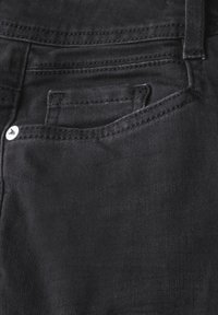 Zwarte denim jeans met een achterzak voorzien van stikseldetails en een zilveren knoopaccent. Glad oppervlak en een slim fit ontwerp.