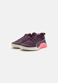 Sport Schuhe mit einem lila Netzobermaterial, pinken Akzenten und einer cremefarbenen Sohle. Verfügt über eine strukturiert Oberfläche und ein Schnürdesign. Leichte Konstruktion.