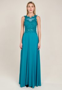 Türkises Abendkleid mit tailliertem Oberteil, das mit aufwendiger floraler Spitze und einem transparenten Ausschnitt verziert ist, fließendem Rock und subtilen Glanzeffekten.