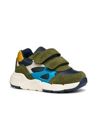 Zapatillas verdes y marinas con una mezcla de ante y cuero, que cuentan con dos correas de velcro, detalles azules y una suela blanca gruesa.