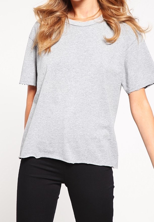 Graues Kurzarm-T-Shirt aus einem Baumwollgemisch, mit Rundhalsausschnitt und offenen Säumen, kombiniert mit schwarzen Hosen.