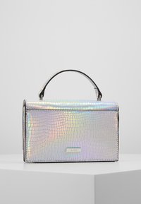 Metalisk mini-håndtaske med en struktureret, iriserende finish, udstyret med en top-håndtag og sølvfarvede metaldele. Firkantet form.