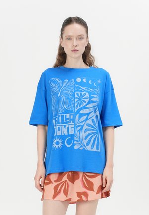 T-shirt en coton bleu avec un design graphique de papillon et de fleurs imprimé en encre blanche, avec une coupe décontractée et des manches courtes.