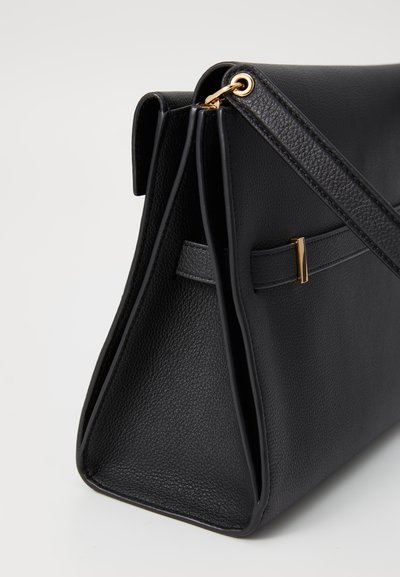 Bolsa de mão em couro preto com um design estruturado, superfície texturizada, detalhes em metal dourado e alça ajustável.