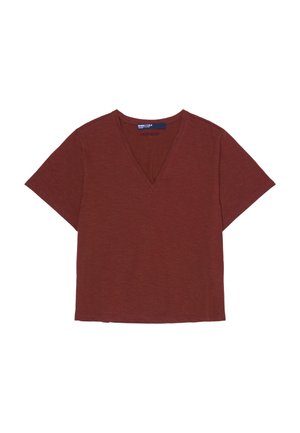 T-shirt a maniche corte con scollo a V, taglio ampio, in marrone rossastro scuro con una texture morbida, distesa su uno sfondo bianco.