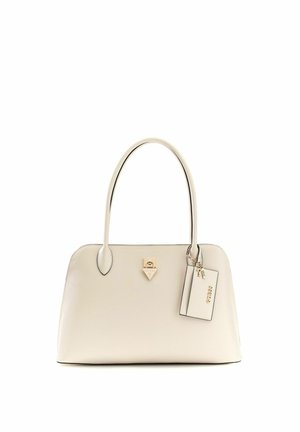 Sac à main en cuir couleur crème avec deux poignées, un logo triangulaire en or, et une étiquette suspendue assortie portant le nom de la marque "Guess".