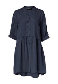 Vestido camisero azul marino de tela ligera, con un cierre de botones al frente, mangas de tres cuartos y un diseño de cintura fruncida con un dobladillo curvado.