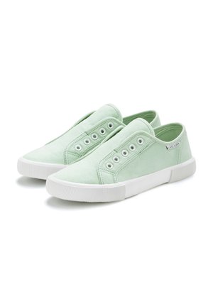 Paar hellgrüne Canvas-Slipper mit weißen Gummisohlen und Ösen, gebrandmarkt mit kleinem Lascana-Gewebeetikett.