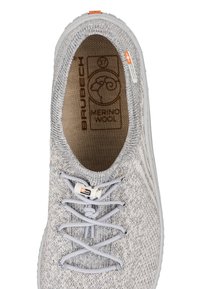 Szare buty z wełny merino o dzianinowej fakturze i białej podeszwie. Posiadają szare sznurowadła oraz mały pomarańczowy akcent na języku.