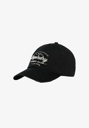 Zwarte katoenen baseballcap met gebogen rand, voorzien van witte geborduurde "Superdry"-logo en aanvullende tekst. Oogjes voor ventilatie.