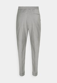 Lichtgrijze tapered broeken met een elastische tailleband, voorzien van twee achterzakken en een gladde, gestructureerde stof. Omgeslagen pijpen.