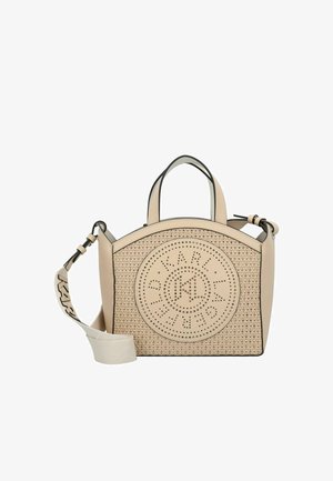 Sac à main beige avec texture tissée, détail logo circulaire, double poignée et une bandoulière ajustable avec branding.