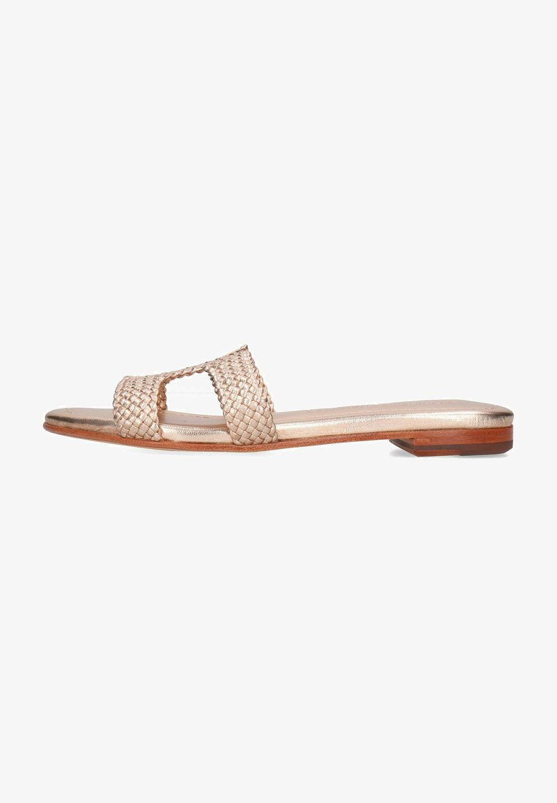 Sandal in pelle intrecciata, colore beige metallico. Dotata di due cinghie incrociate, suola piatta e design minimalista con dettaglio in legno.