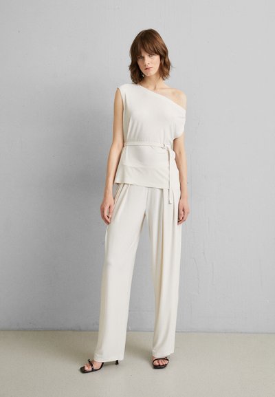 Norma Kamali TAPERED PLEATED TROUSER - Παντελόνι - white