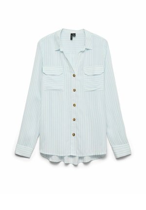 Chemise à rayures bleu clair à manches longues avec deux poches poitrine, boutons marron, col et manches avec poignets.