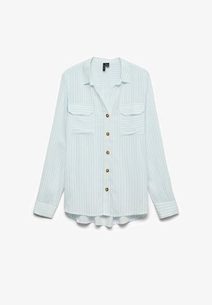 Chemise à rayures bleu clair à manches longues avec deux poches poitrine, boutons marron, col et manches avec poignets.