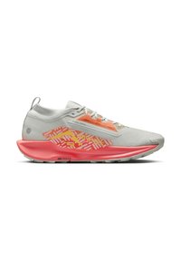 Scarpa da corsa grigia chiara con una suola intermedia decorata con un motivo rosa e arancione, tomaia testurizzata e un'etichetta sul tallone liscia. Tecnologia Nike React visibile.
