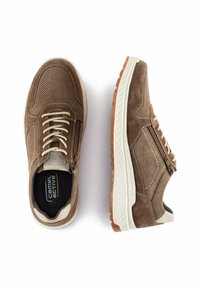 Braune Wildleder-Sneaker mit einer strukturierten Oberfläche, durchbrochenen Details, cremefarbenen Akzenten und einer weißen Laufsohle, ausgestattet mit traditionellen Schnürsenkeln und einem seitlichen Reißverschluss.