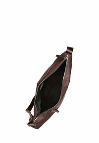 Dunkelburgunderfarbene Schultertasche mit glattem, strukturiertem Äußeren und silbernem Reißverschluss, ausgestattet mit einem schwarzen Innenraum und einem Textilriemen.
